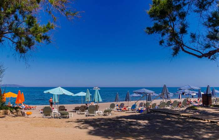 Privat strand m. liggestole og parasoller