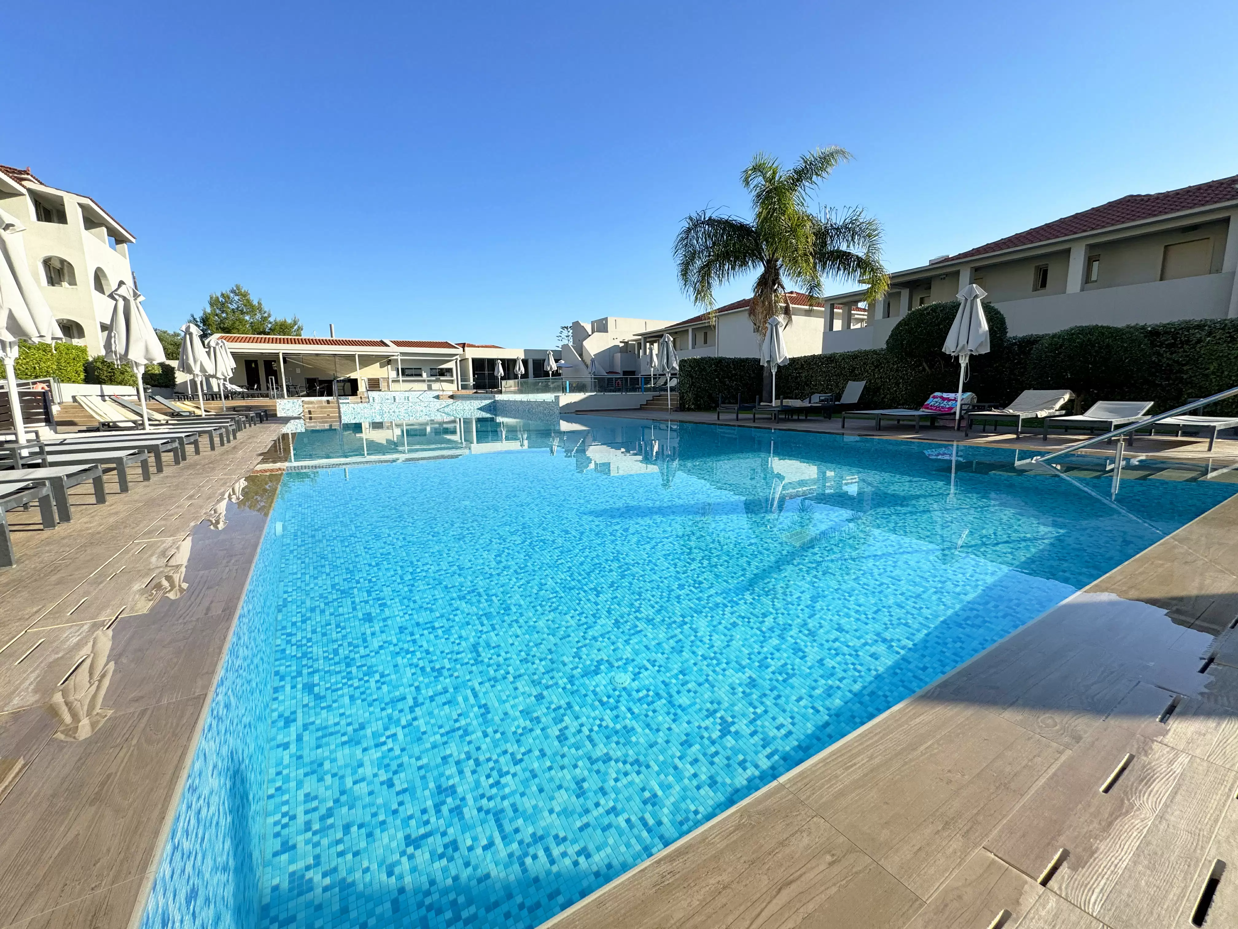 Azure Resort m/ morgenmad slide 4