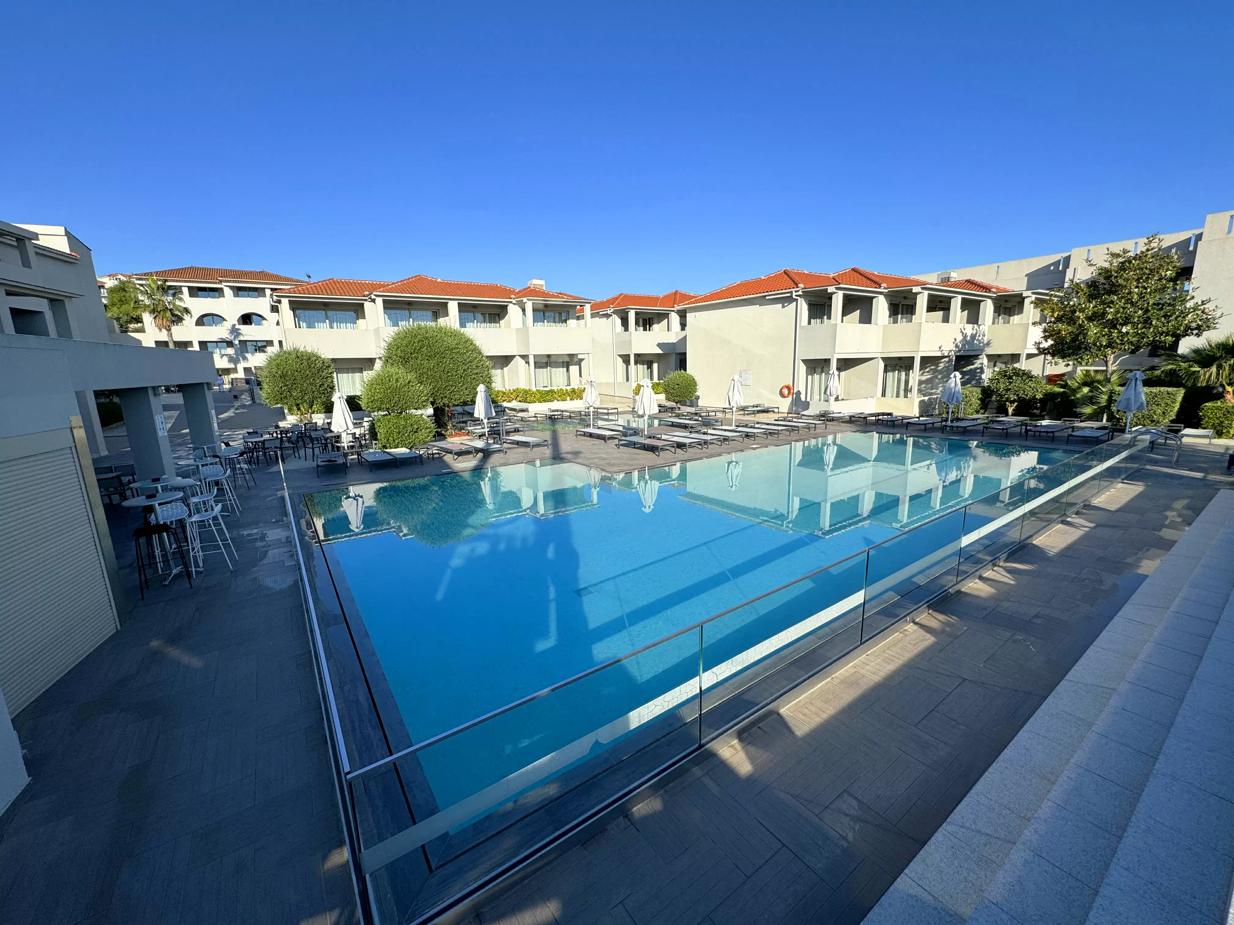 Azure Resort m/ morgenmad slide 3